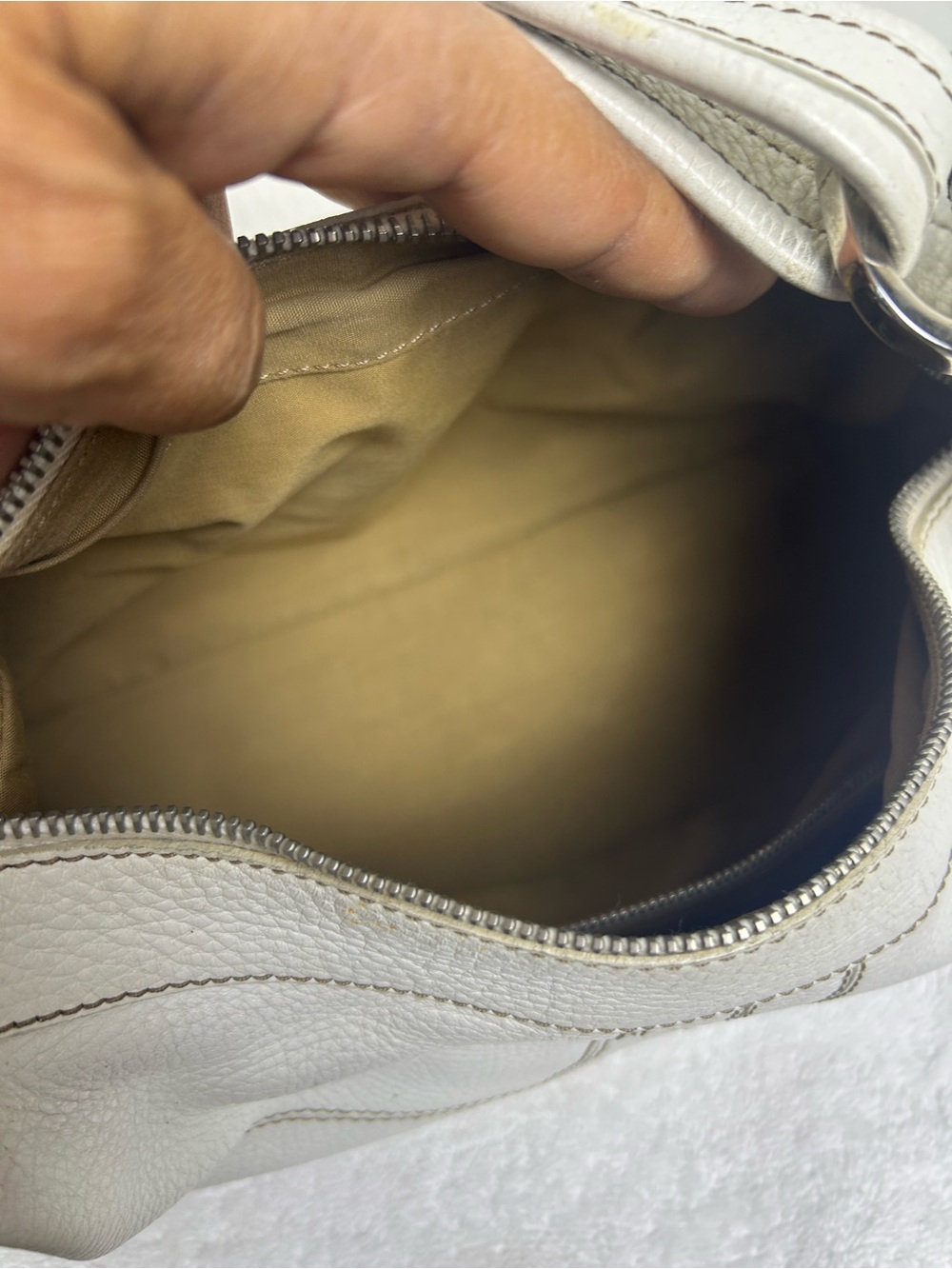 Tod's Cream Leather Shoulder Bag with Front Zip Pockets - Picture 10 of 10